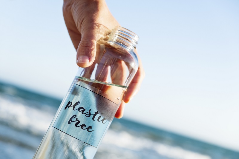 reusable glass water bottle plastic free
