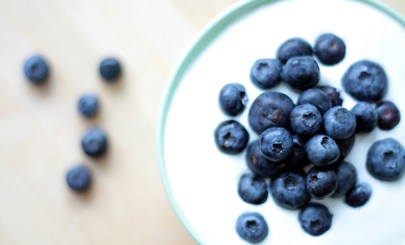 blueberries and Greek yogurt healthy snacks