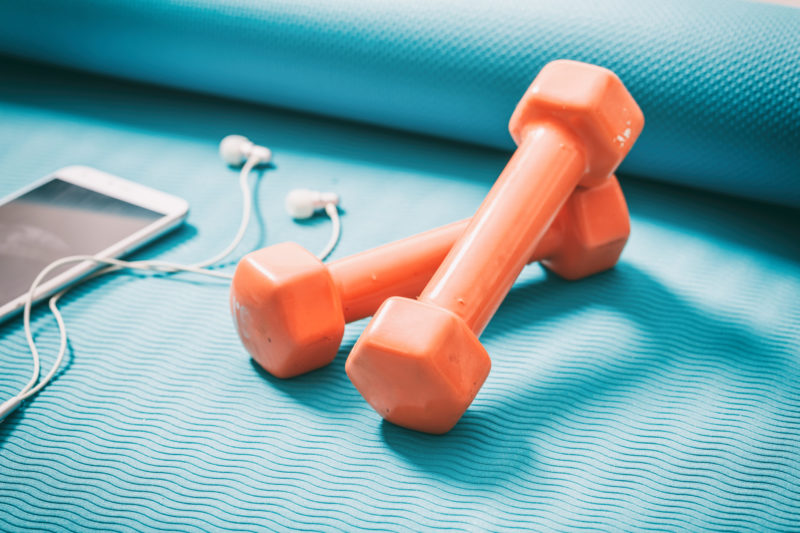 2 dumbbell on a yoga mat with phone